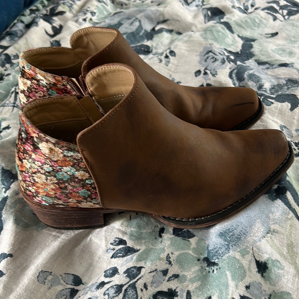 Roper Faux Leather and floral Ankle Boots - Sz 7.5